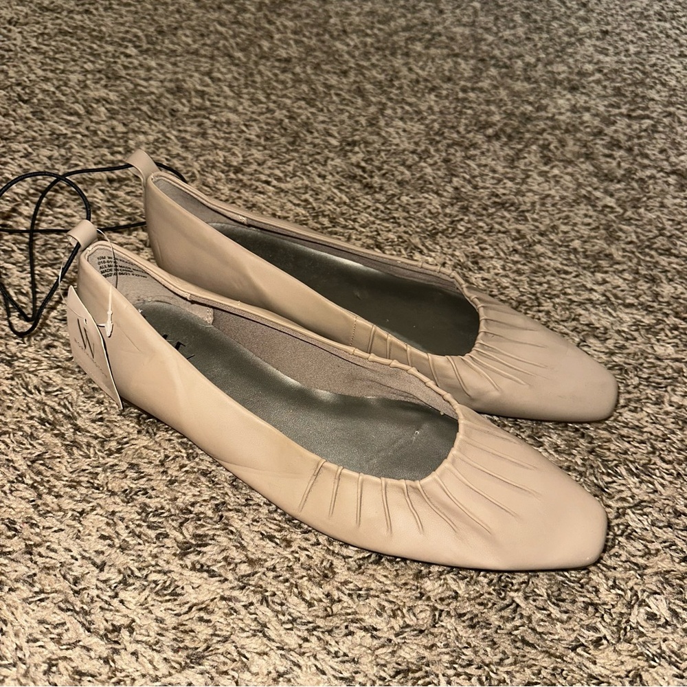 Worthington Beige Women's Flats NEW but have some damage see pics please